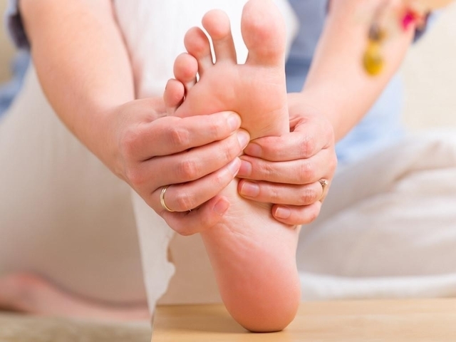 Tê bì chân tay là một trong  các triệu chứng máu nhiễm mỡ
